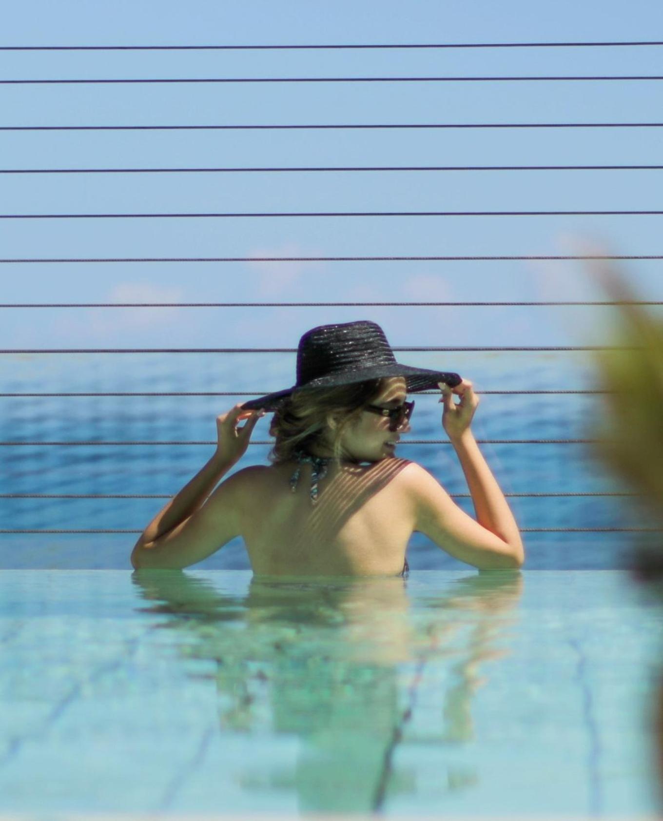 Gefinor Rotana - Beirut Hotel Exterior photo A woman wearing a sun hat