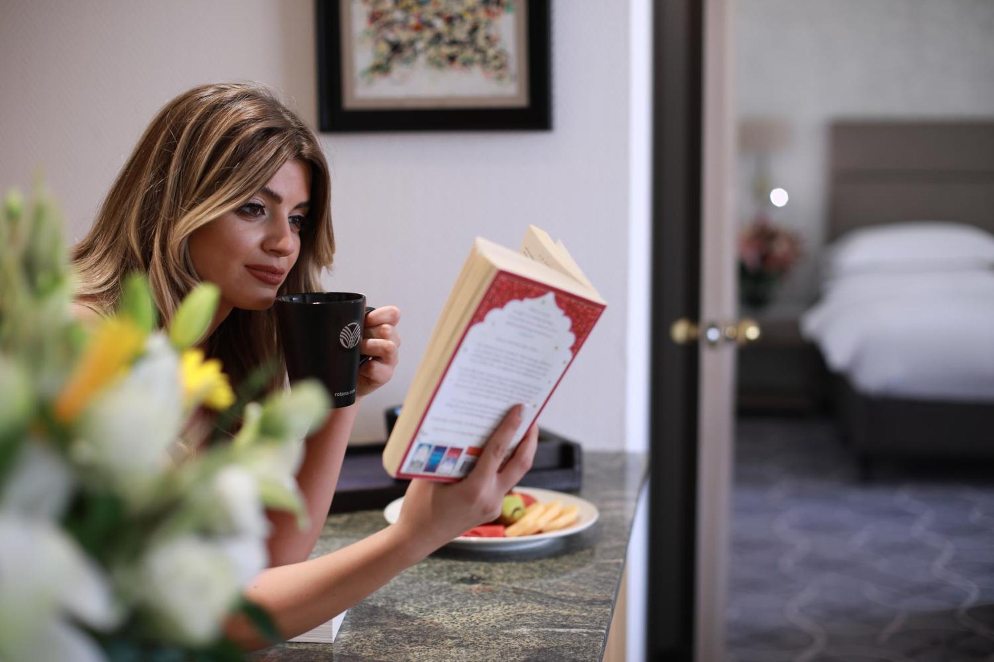 Gefinor Rotana - Beirut Hotel Exterior photo A woman reading a book