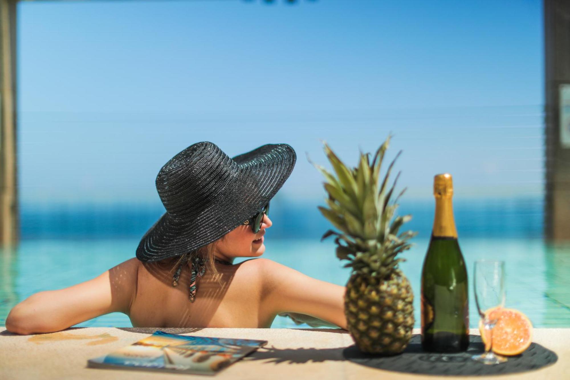 Gefinor Rotana - Beirut Hotel Exterior photo A woman sunbathing