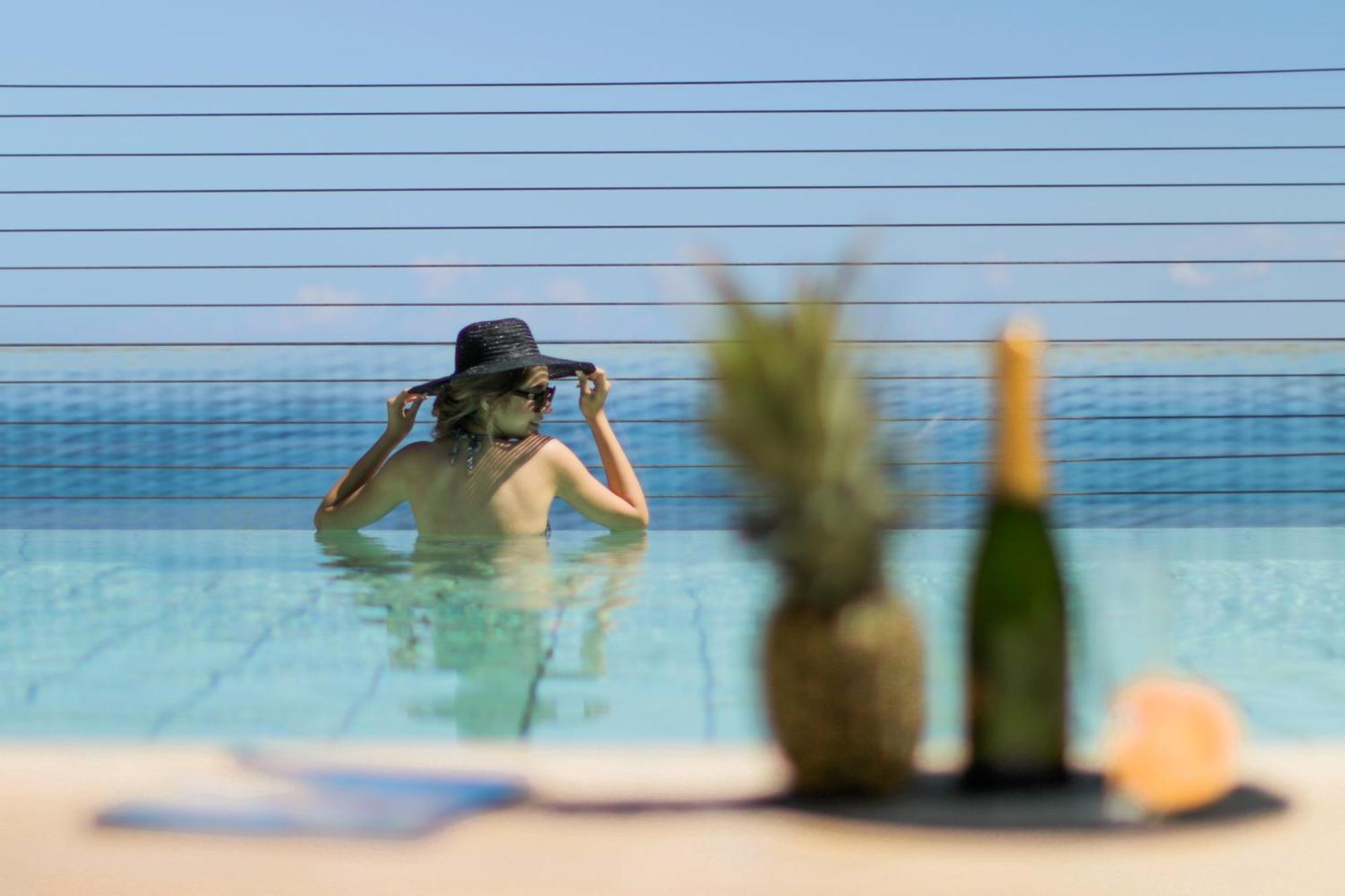 Gefinor Rotana - Beirut Hotel Exterior photo A woman in a swimming pool
