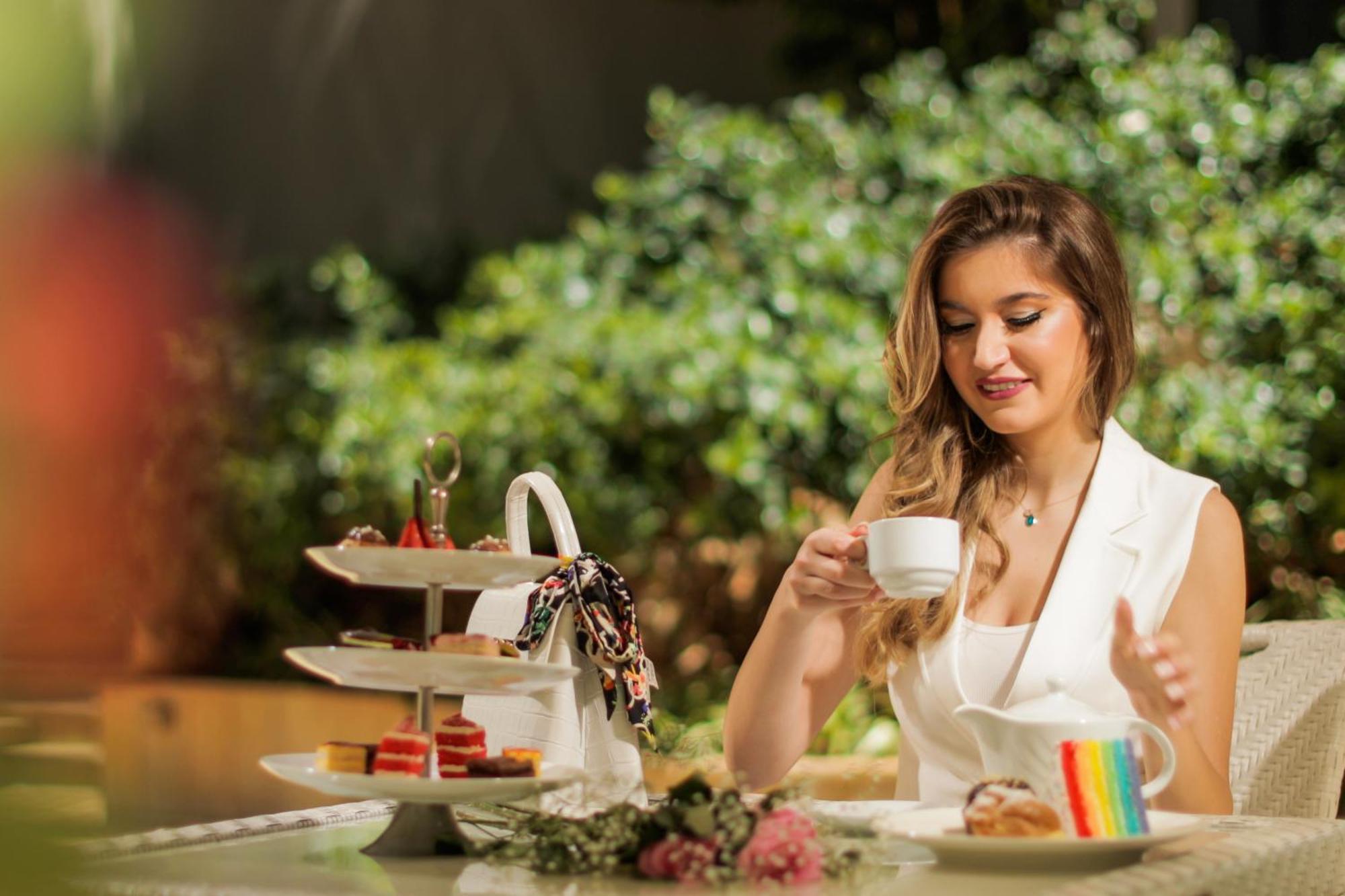Gefinor Rotana - Beirut Hotel Exterior photo A woman drinking tea