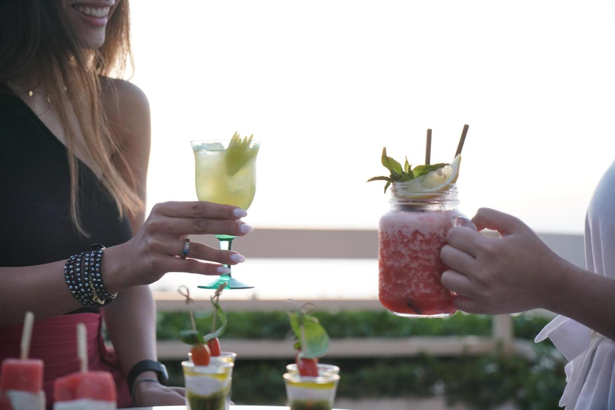 Gefinor Rotana - Beirut Hotel Exterior photo Two people holding cocktails