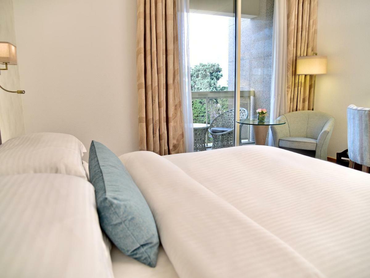 Gefinor Rotana - Beirut Hotel Exterior photo A room at the hotel