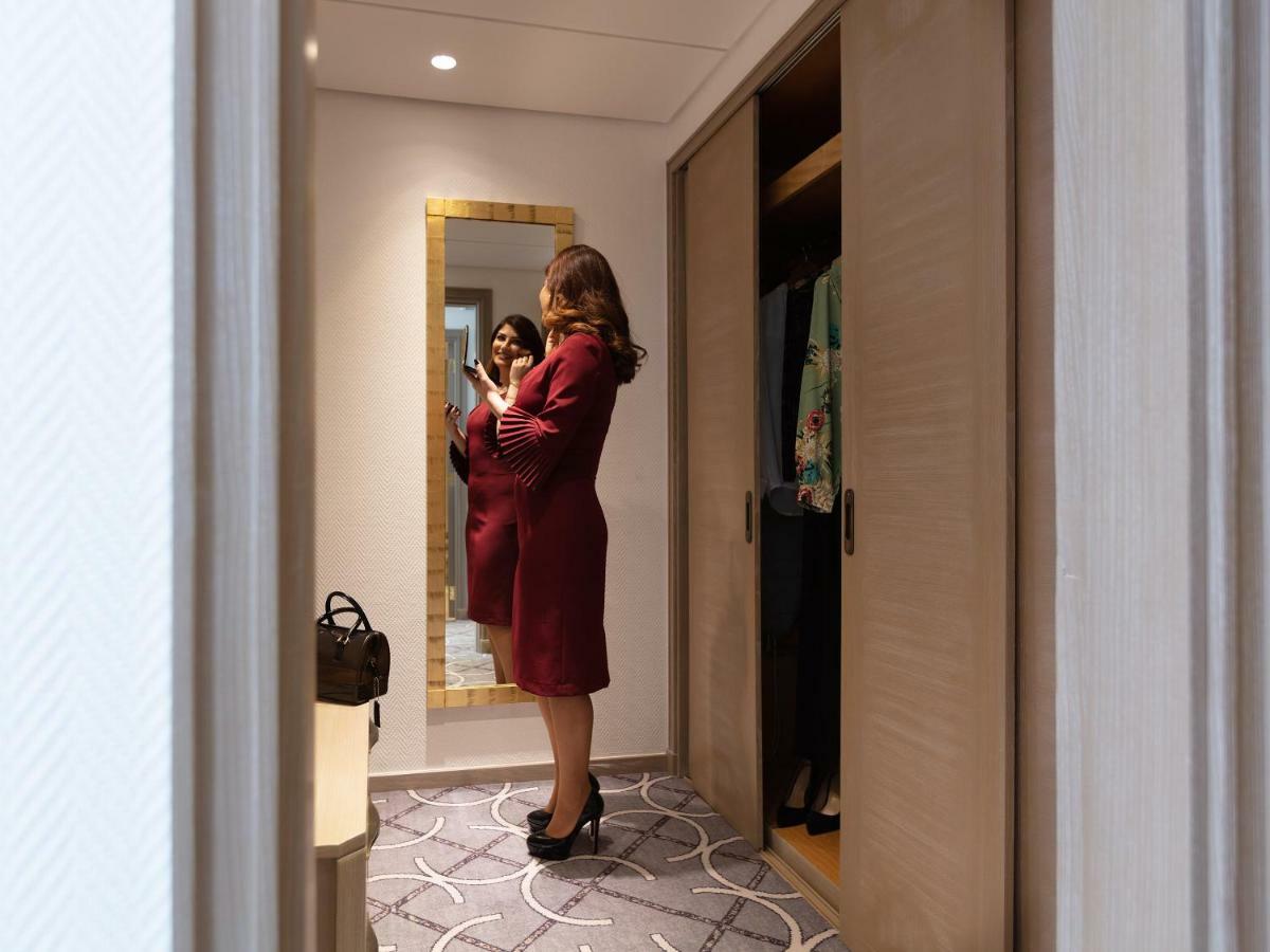 Gefinor Rotana - Beirut Hotel Exterior photo A woman in a hotel room